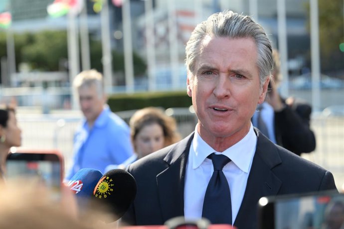 23 de setembro de 2026, Nova York, Nova York, EUA: O governador Gavin Newsom (democrata da Califórnia) conversa com repórteres em frente à sede das Nações Unidas em Nova York, Nova York, EUA, na quarta-feira, 23 de setembro de 2026