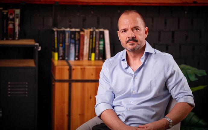 El cómico Ángel Martín vuelve a las librerías con su primera novela de ficción, 'El día que lo fuimos todo' (Planeta), una historia que aborda temas universales como la pérdida de un ser querido, la soledad o las heridas familiares.