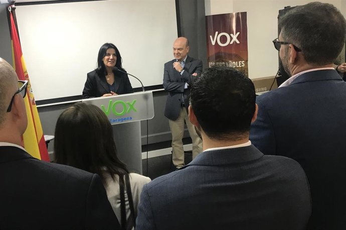 La vicesecretaria Nacional de Organización Territorial y Relaciones Institucionales de Vox, María Ruiz, con el presidente de Vox Zaragoza, Santiago Morón