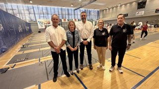Representantes de la Junta de Andalucía, la Diputación de Almería, el Ayuntamiento de Almería y la Federación Andaluza de Esgrima durante su visita a la concentración internacional celebrada en El Toyo.