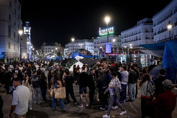 Cientos de personas continúan acampados, en la Puerta del Sol, a 3 de octubre de 2026, en Madrid (España). 