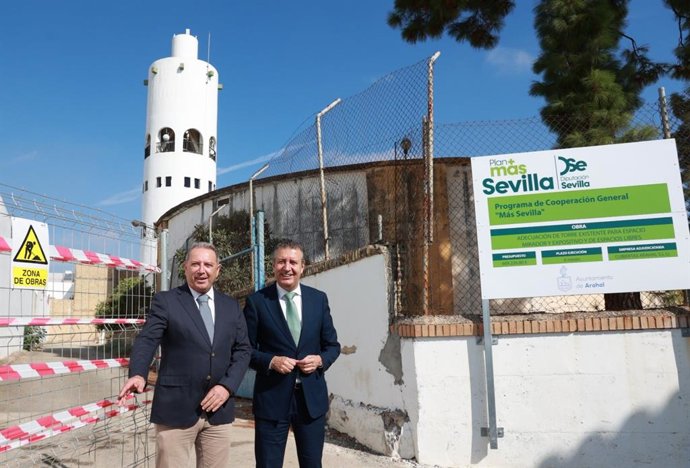 El presidente de la Diputación de Sevilla, Javier Fernández, junto al alcalde de Arahal, Paco Brenes, en una visita para supervisar las obras de la Torre del Agua.