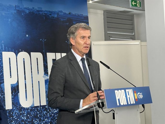 O presidente do Partido Popular, Alberto Núñez Feijóo, durante uma aparição pública no Centro Cultural Estação Ferroviária, em 7 de outubro de 2026, em Ceuta (Espanha). Feijóo visitou a cidade autônoma pela quinta vez, em plena pré-campanha eleitoral