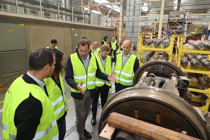 El ministro Óscar Puente en su visita a las instalaciones ferroviarias de Valladolid.