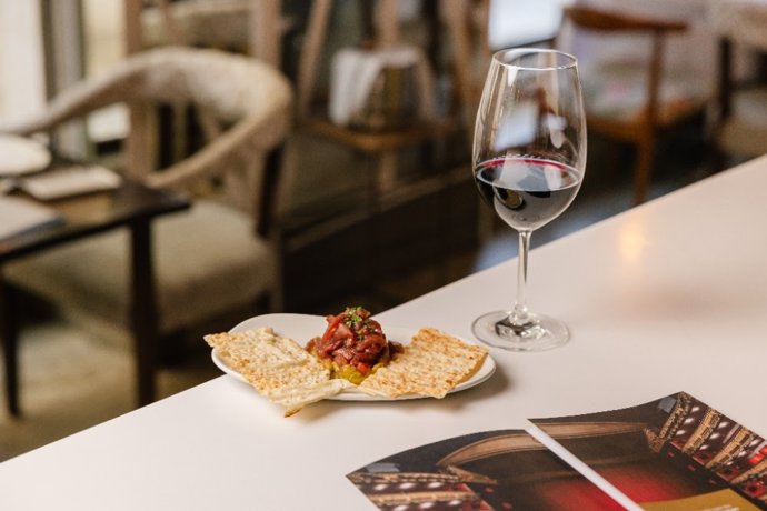 La Lonja del Mar estrena Ópera Express, una propuesta gastronómica pensada para acompañar las tardes de ópera frente al Teatro Real