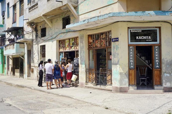 Archivo - HAVANA, Aug. 25, 2026  -- People wait to buy food at a restaurant in Havana, Capital of Cuba, Aug. 25, 2026. The Cuban government on Tuesday condemned the United States' decision to extend for another year economic, commercial and financial bloc