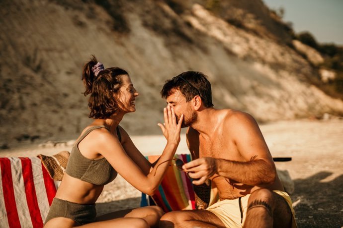 Archivo - Arquivo - Casal ao sol passando protetor solar