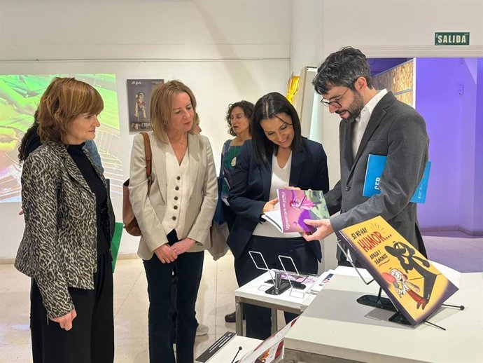 La consejera de Educación, Mercedes Zarzalejo, visita la exposición de Los Premios de Artes Plásticas y Diseño, en la Escuela La Palma.