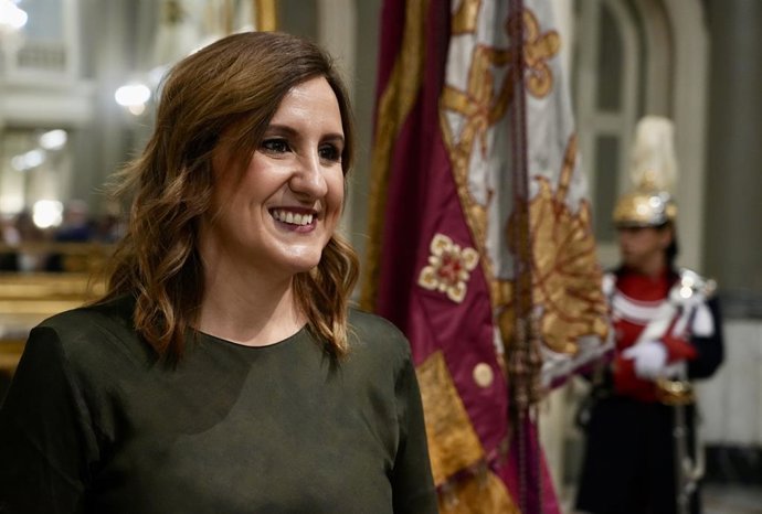 L'alcaldessa de València, María José Catalá, durant la lectura de l'acta del trasllat de la Real Senyera en l'Ajuntament de València, a València, Comunitat Valenciana (Espanya). 