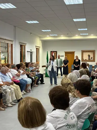 La delegada territorial de Servicios Sociales, Familias e Igualdad, Laura Valle, en la celebración que la Junta de Andalucía ha dedicado en la provincia de Málaga al Día Internacional de las Personas Mayores
