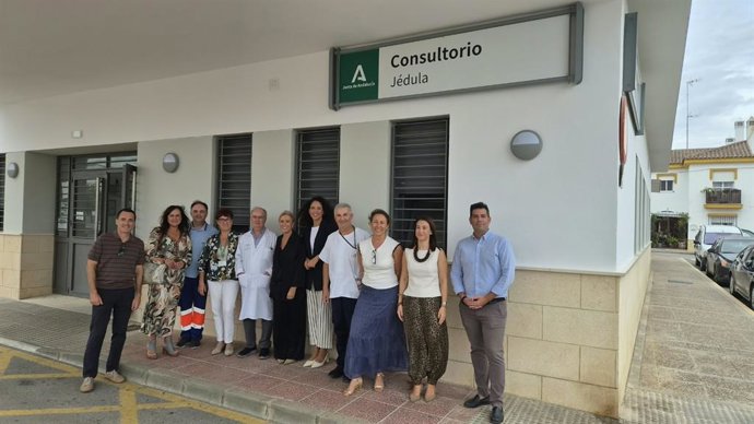 La delegada territorial de Sanidad y Consumo en la provincia de Cádiz, Eva Pajares, en una visita al consultorio de Jédula.
