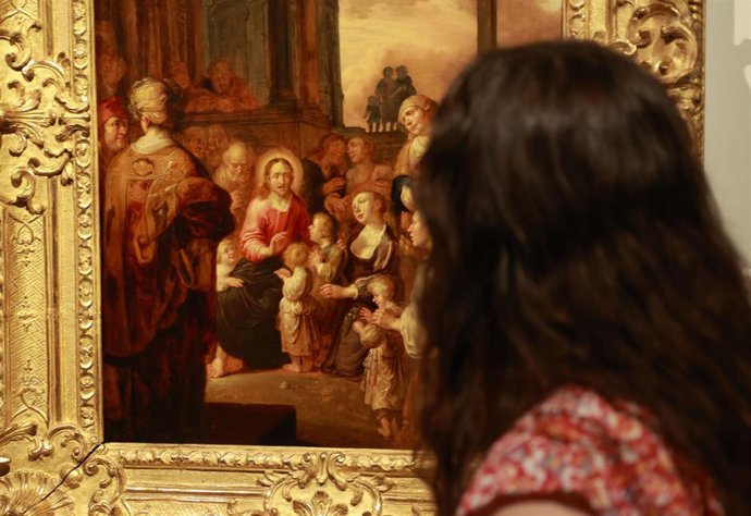 Archivo - Varias personas visitan la exposición 'La belleza del conocimiento' en el museo de Bellas Artes.  Archivo.