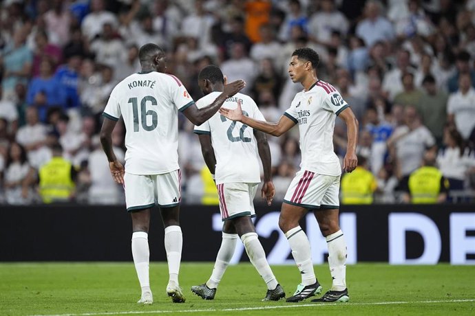 Jude Bellingham (derecha) saluda a su compañero del Real Madrid CF Ibrahima Konaté, ante el Rayo Vallecano en el Santiago Bernabéu.