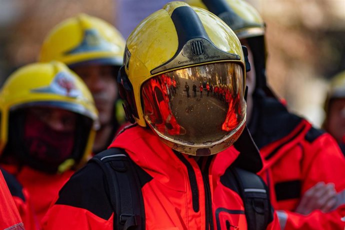 Archivo - Varios bomberos durante una concentración, frente la Consellería de Interior, a 19 de diciembre de 2025, en Barcelona, Catalunya (España)