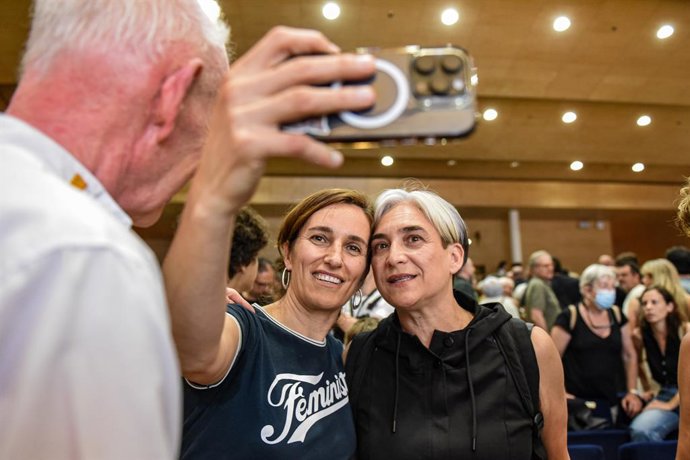 Archivo - Arquivo - A ministra da Saúde, Mónica García (ao centro), e a ex-prefeita de Barcelona, Ada Colau (à direita), durante um evento organizado pelos Comuns, Más Madrid, IU e Sumar, em 30 de maio de 2026, em Barcelona, Catalunha (Espanha).