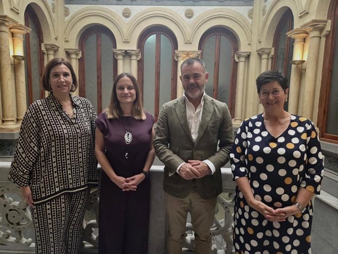 La presidenta de l'Acadèmia Valenciana de la Llengua, Maria Àngels Francés,   s'ha reunit con el vicepresident Segundo del Consell , José Luis Díez
