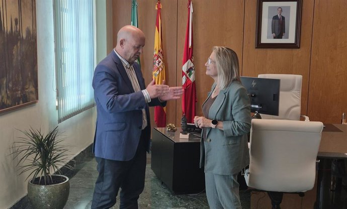 La delegada estatal para la Zona Franca de Sevilla (ZFS), Carmen Tovar, junto al alcalde de Dos Hermanas, Francisco Rodríguez