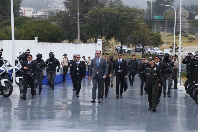En el centro de la imagen, el ministro del Interior de Ecuador, John Reimberg (archivo)