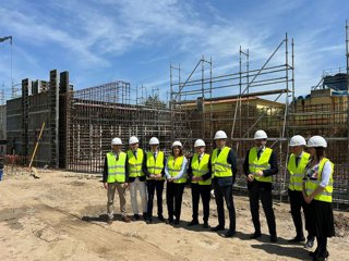 Archivo - Autoridades, en una foto de familia, durante una visita técnica a las obras de la EDAR de Pozoblanco, en una imagen de archivo.