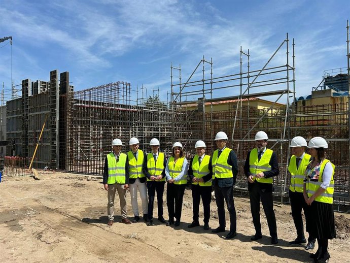 Archivo - Autoridades, en una foto de familia, durante una visita técnica a las obras de la EDAR de Pozoblanco, en una imagen de archivo.