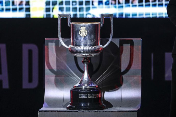 Archivo - Trofeo de la Copa del Rey, durante el sorteo de los dieciseisavos de final de la temporada 2025-26.