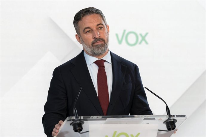 El presidente de Vox, Santiago Abascal, durante una rueda de prensa, en la sede del Vox, a 5 de octubre de 2026, en Madrid (España).