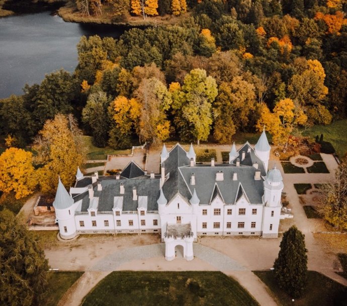 Dormir como un aristócrata en Estonia: castillos y casas señoriales para descubrir el otoño