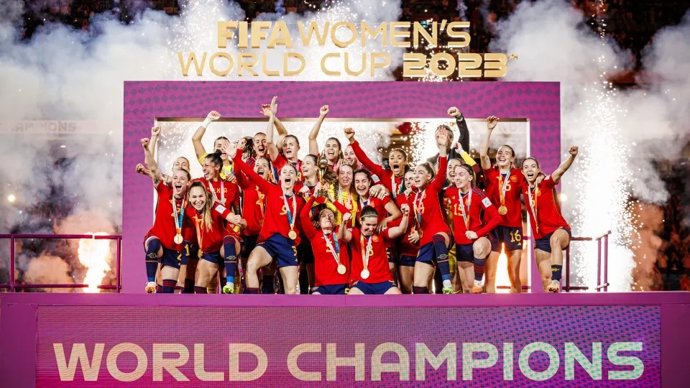 La selección española femenina de fútbol proclamándose campeona del Mundial 2023 de Australia y Nueva Zelanda.  