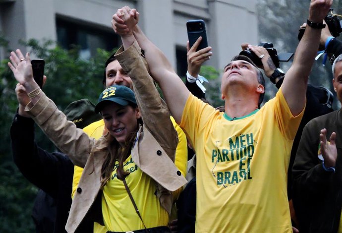 7 de setembro de 2026, Brasil, São Paulo: O candidato à presidência de direita Flávio Bolsonaro e sua esposa, Fernanda Bolsonaro, participam de um comício do Dia da Independência em São Paulo. A eleição presidencial brasileira está marcada para 4 de outub