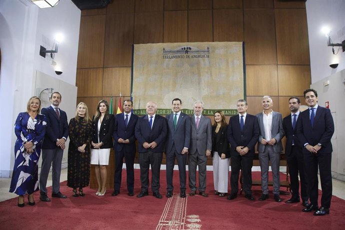 Archivo - Foto de familia del acto de toma de posesión del director general de la RTVA y de los miembros del consejo de administración de la RTVA y del Consejo Audiovisual de Andalucía en el Parlamento de Andalucía, a 19 de octubre de 2022 en Sevilla (Fot