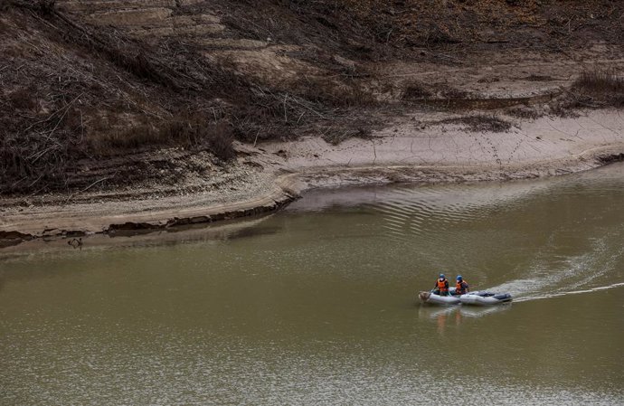 Archivo - Arxiu - Una llanxa treballa per a netejar l'aigua després de l'efecte de la DANA en la presa de Buseo, a 11 de desembre del 2024, a Xera, València. ARXIU. 