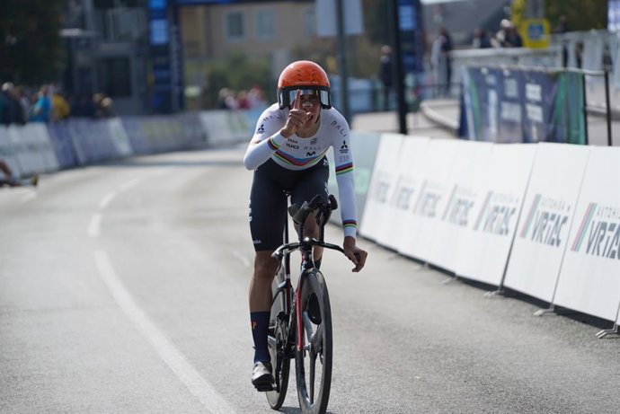 El ciclista júnior español Benjamín Noval entrando en meta en la CRI masculina júnior del campeonato de Europa.