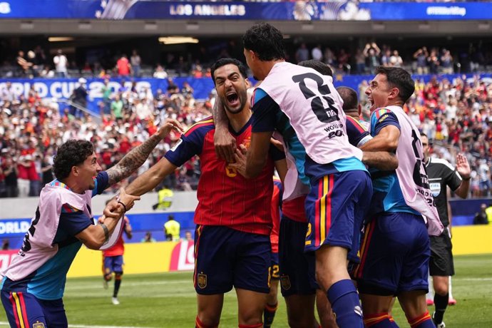 Archivo - El centrocampista español Mikel Merino celebrando su gol en cuartos de final del Mundial ante Bélgica.