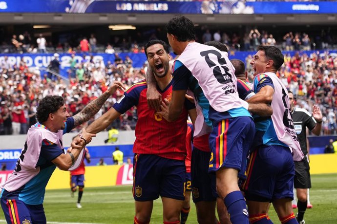 Archivo - Arquivo - Mikel Merino, da Espanha, comemora com seus companheiros de equipe após marcar o segundo gol de sua seleção durante a partida das quartas de final da Copa do Mundo da FIFA 2026 entre Espanha e Bélgica, no Los Angeles Stadium, em 10 de 