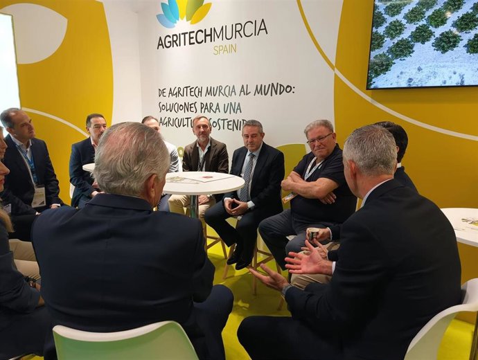 El consejero de Agua, Agricultura, Ganadería y Pesca, Joaquín Buendía, reunido con representantes de Agritech