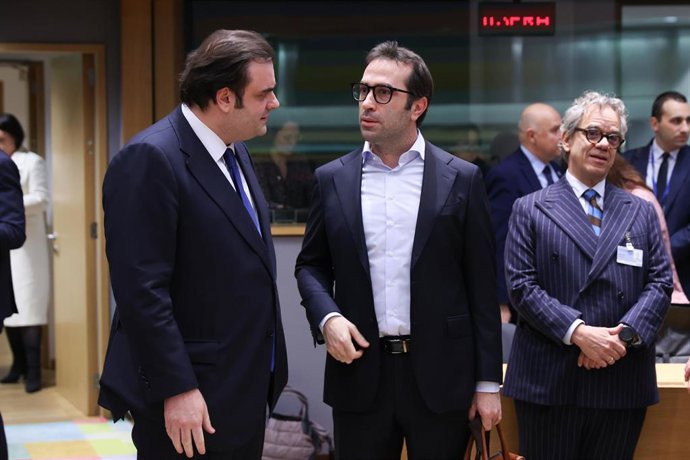 Archivo - El ministro de Finanzas griego, Kyriakos Pierrakakis, charla con el ministro Carlos Cuerpo en los márgenes del Eurogrupo.