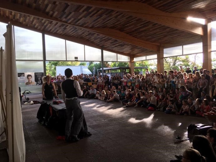 Archivo - Imagen de archivo de una actuación del ciclo de calle del Festival de Teatro de Cazorla