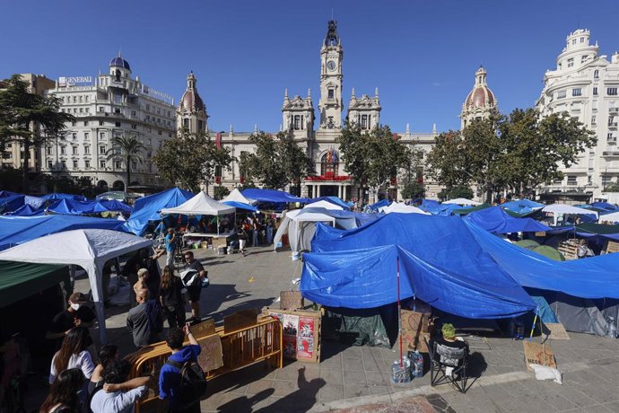 Acampada pel dret a la vivenda en la Plaça de l'Ajuntament de València a 7 d'octubre