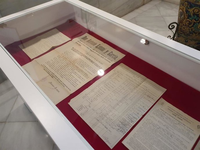 Vitrina de 'El Archivo te cuenta' dedicada a la Feria de San Lucas.