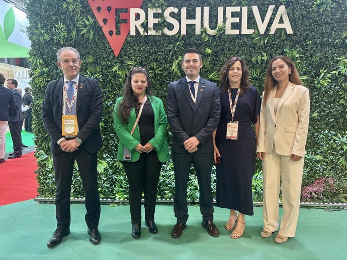 Visita de una representación de la Embajada de Egipto en España al stand de Freshuelva en Fruit Attraction.
