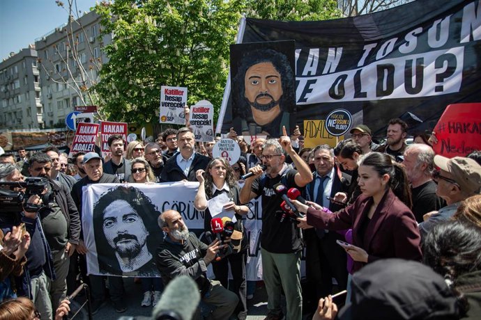 Archivo - Activistas y familiares del reconocido periodista turco Hakan Tosun, ante la sede del tribunal que juzgó la causa de su asesinato