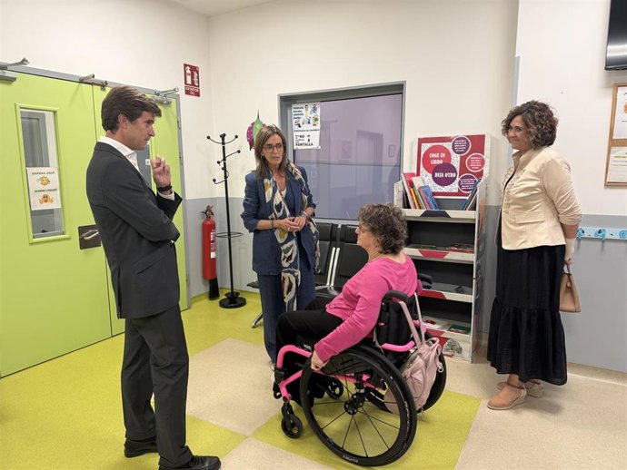 El presidente provincial del PP de Zaragoza, Ramón Celma; la vicesecretaria nacional de Sanidad y Políticas Sociales del PP, Carmen Fúnez; y la directora de Fundación Dfa en Zaragoza, Marta Valencia, durante la visita a las instalaciones de la entidad.