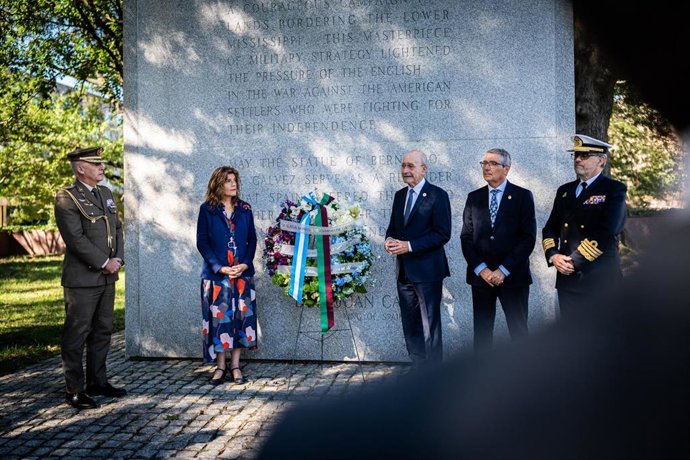 El alcalde de Málaga, Francisco de la Torre, y el presidente de la Diputación de Málaga, Francisco Salado, en una ofrenda floral ante la estatua ecuestre de Bernardo de Gálvez en Washington