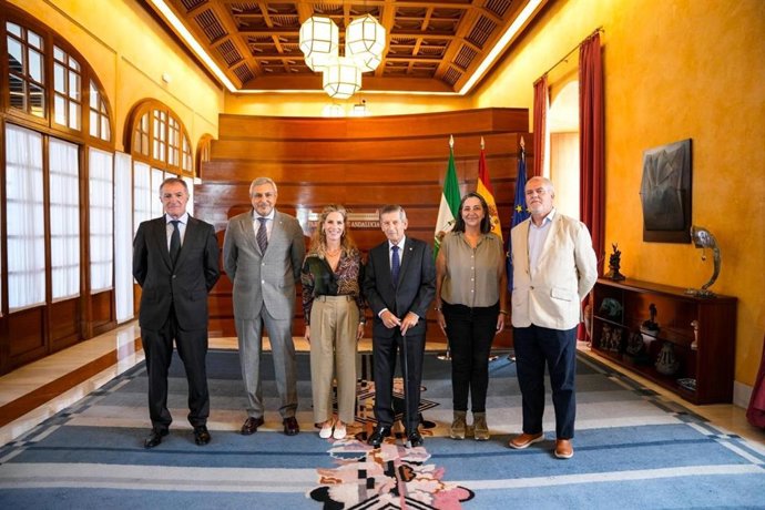 Reunión de la presidenta del Parlamento andaluz, Ana Mestre, con la Federación de Salud Mental de Andalucía.
