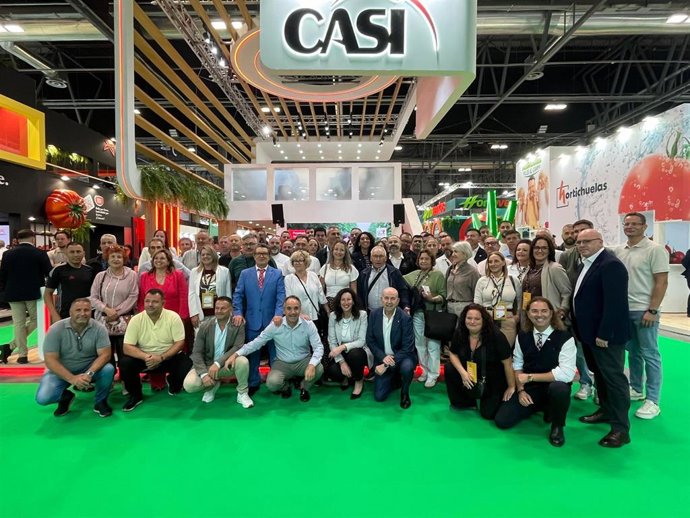 Representantes del Ayuntamiento de Almería y del sector hortofrutícola durante su participación en Fruit Attraction.