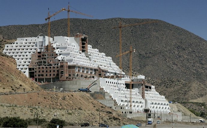 Hotel situado en la playa de El Algarrobico, en Carboneras (Almería). 