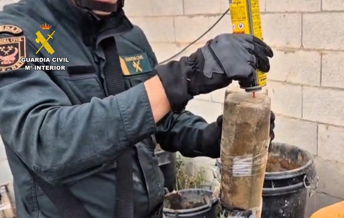 La Guardia Civil interviene cerca de 2.000 plantas de marihuana y desmantela un peligroso laboratorio BHO en Atarfe.