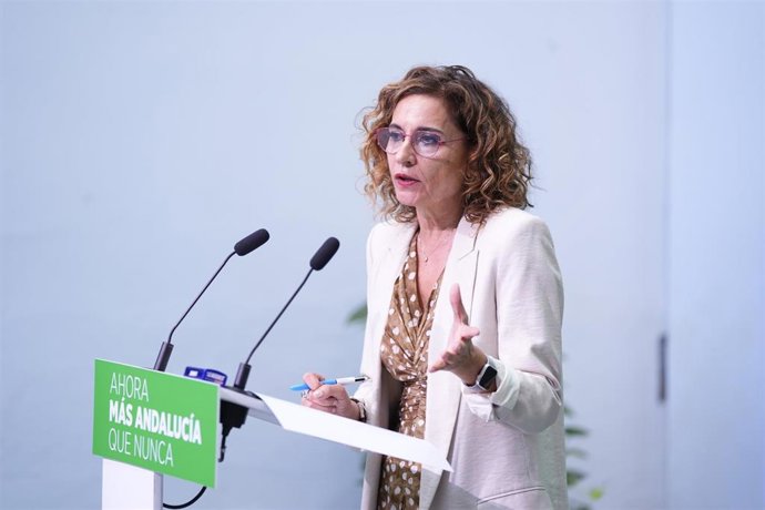 La secretaria general del PSOE-A, María Jesús Montero, durante una rueda de prensa en la sede regional del PSOE andaluz. A 6 de octubre de 2026 en Sevilla (Foto de archivo).
