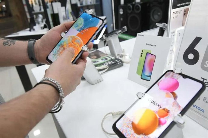 Archivo - Perú.- Día del Padre: operadoras deben cumplir con promociones y ofertas contratadas por usuarios
