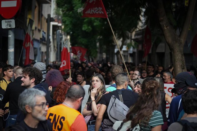 Un grupo de personas durante una concentración para intentar parar el desalojo de 32 vecinos en Sant Andreu de Barcelona